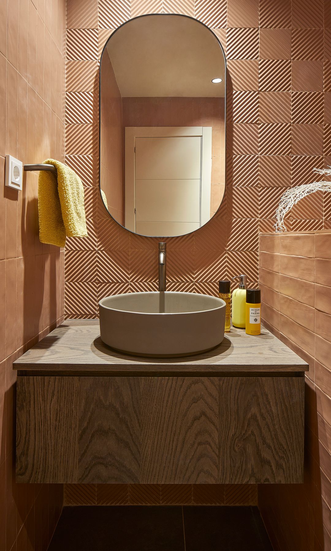 Azulejos con textura en las paredes del baño