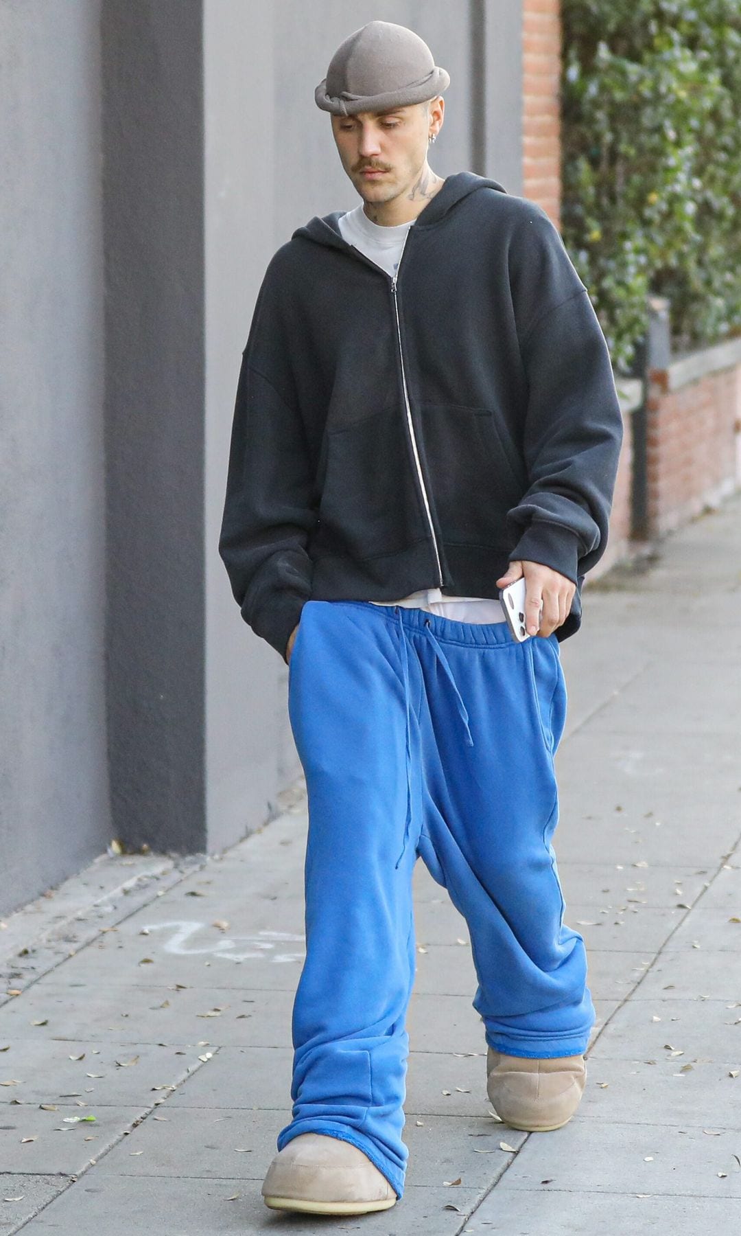 Justin Bieber seems depressed and sad as he hits a spa in Beverly Hills wednesday night. Feb 19, 2025  Juliano/X17online.com