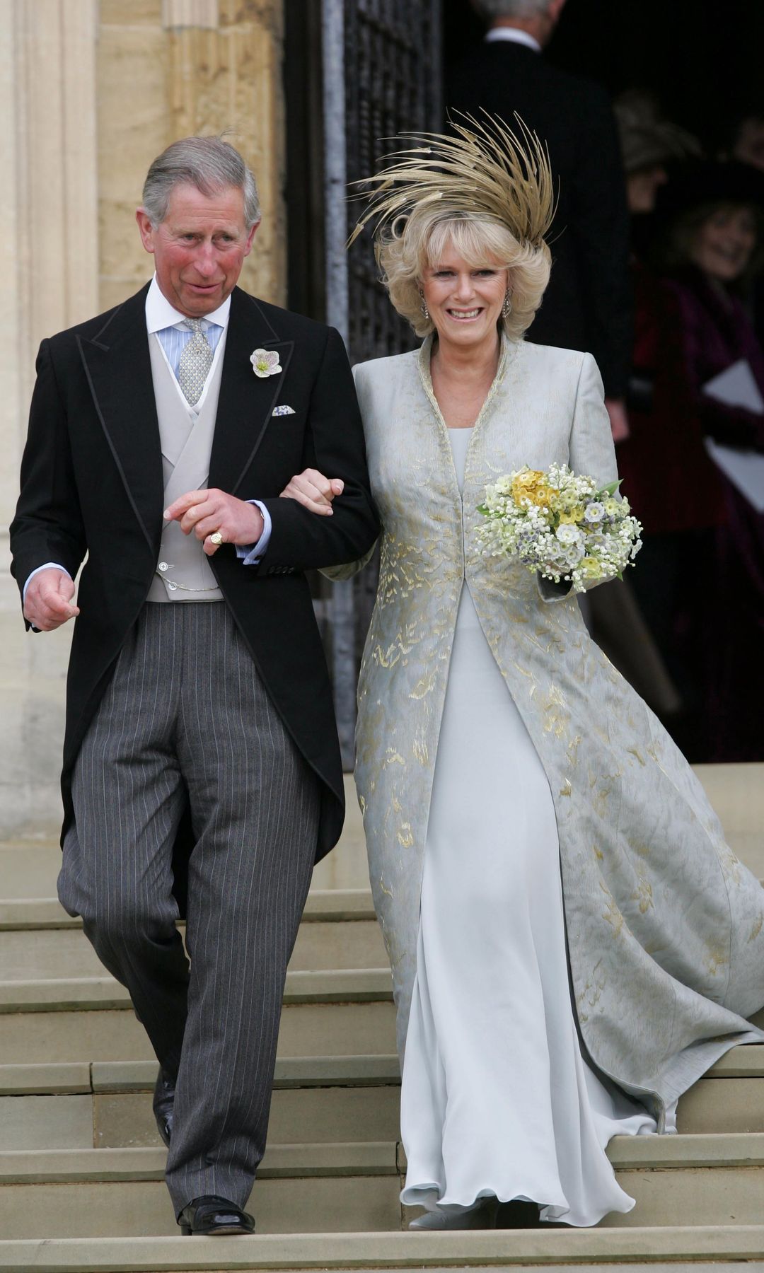 Carlos y Camilla saliendo de la Capilla de San Jorge del Castillo de Windsor después de recibir la bendición religiosa que siguió a la ceremonia civil que se había celebrado en el Ayuntamiento de Windsor, 9 de abril de 2005