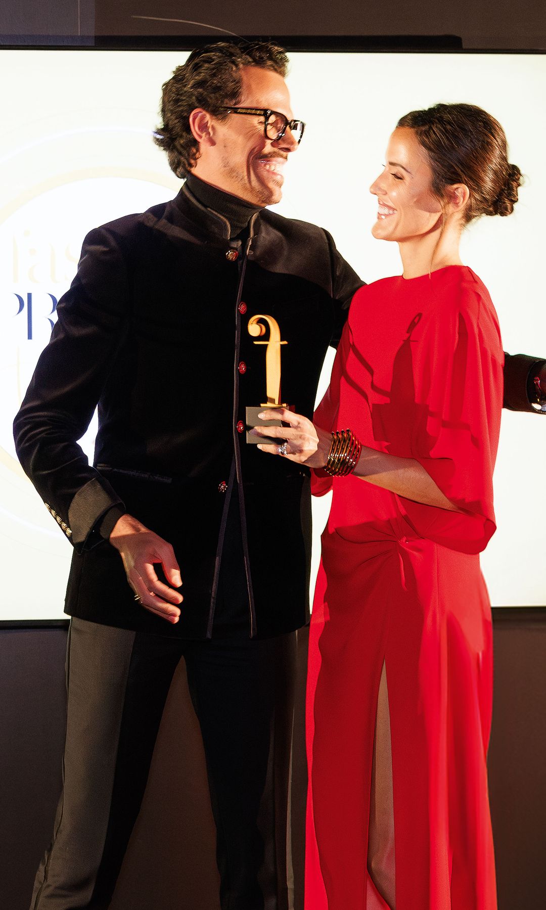 Alex Rivière recogiendo su premio de manos de Juan Avellaneda