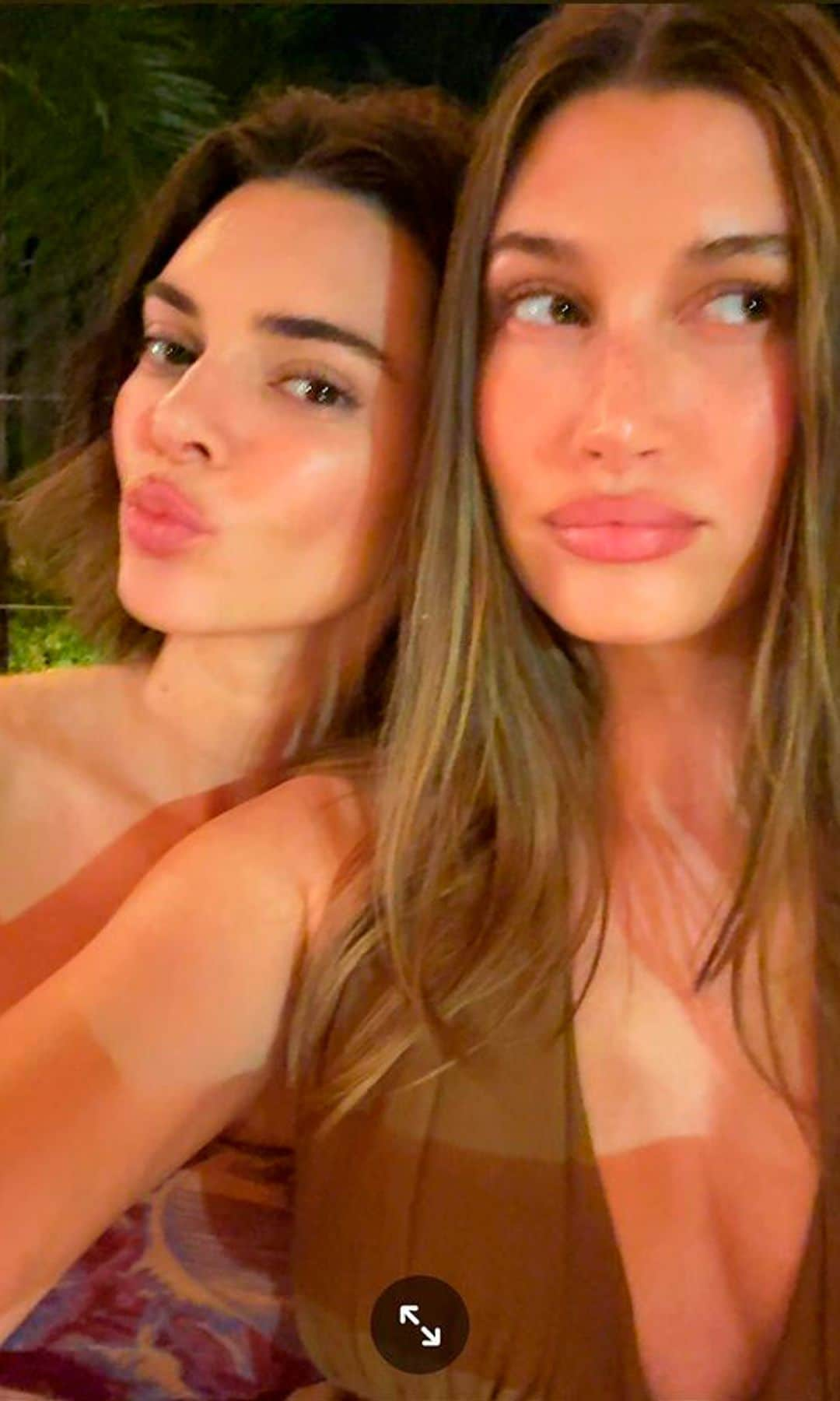 Kendall Jenner y Hailey Bieber en una boda en Costa Rica