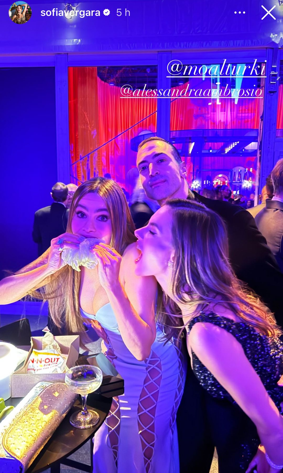 Sofía Vergara disfrutando de una deliciosa hamburguesa en el afterparty de los Oscar 2025.