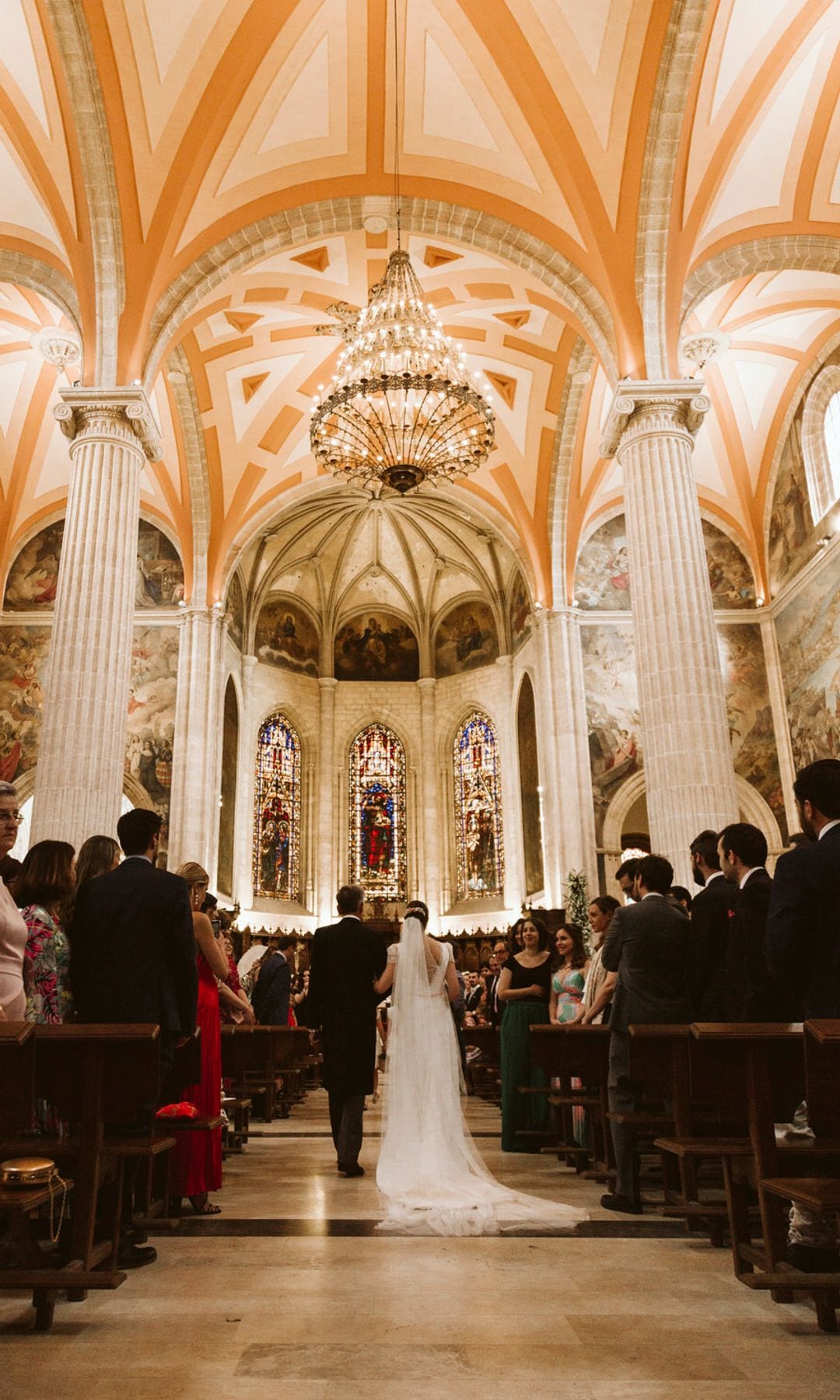 Novia entrando a la iglesia y caminando hasta el altar