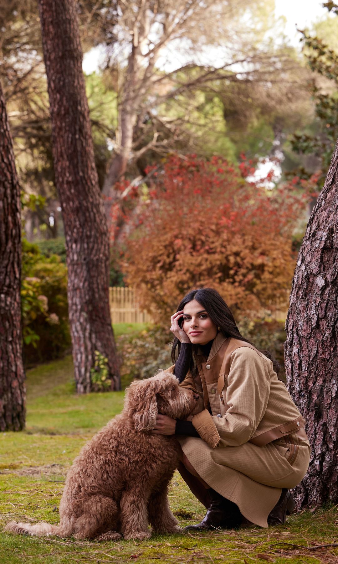 Clara Muñiz con su perro en el jardín