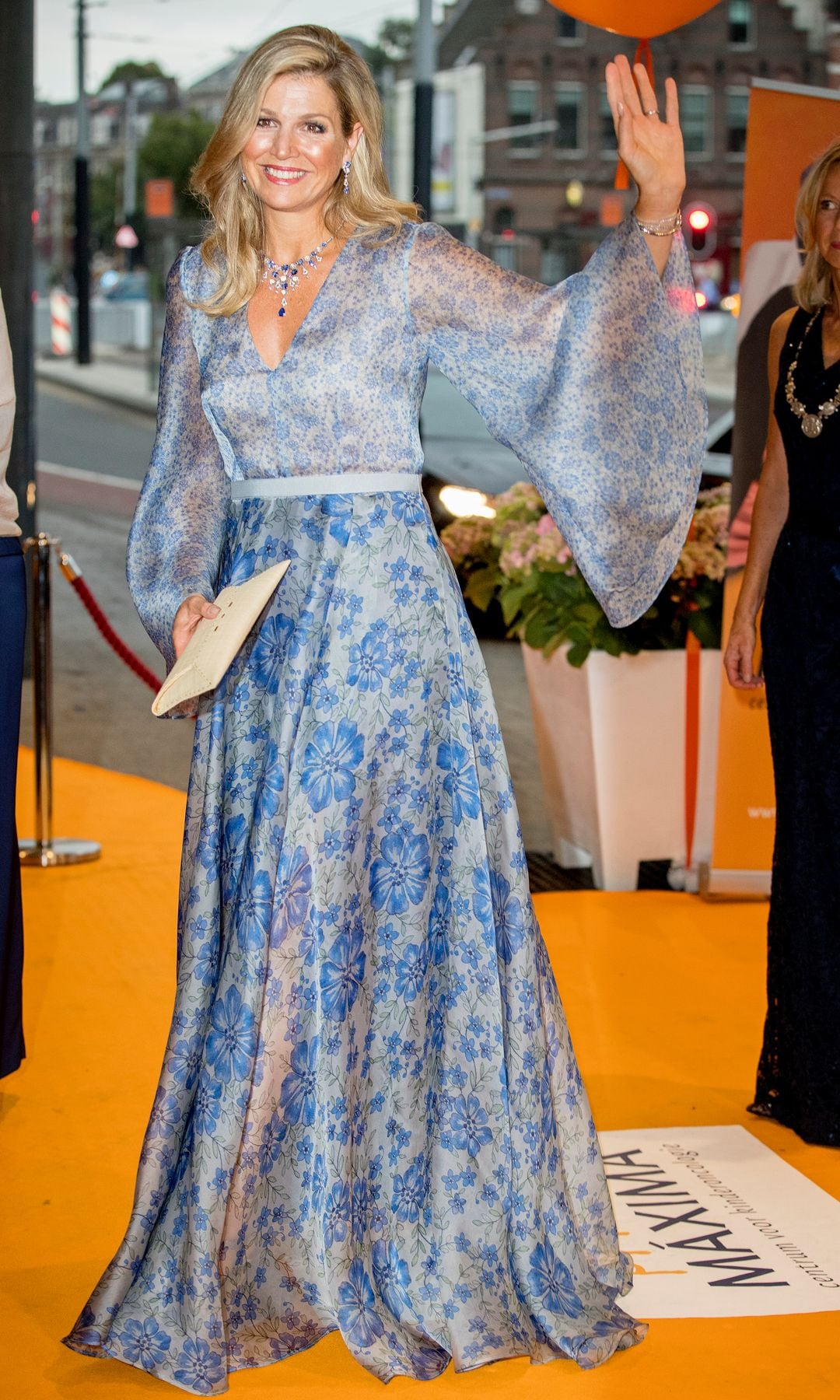 Máxima de Holanda con look floral azul