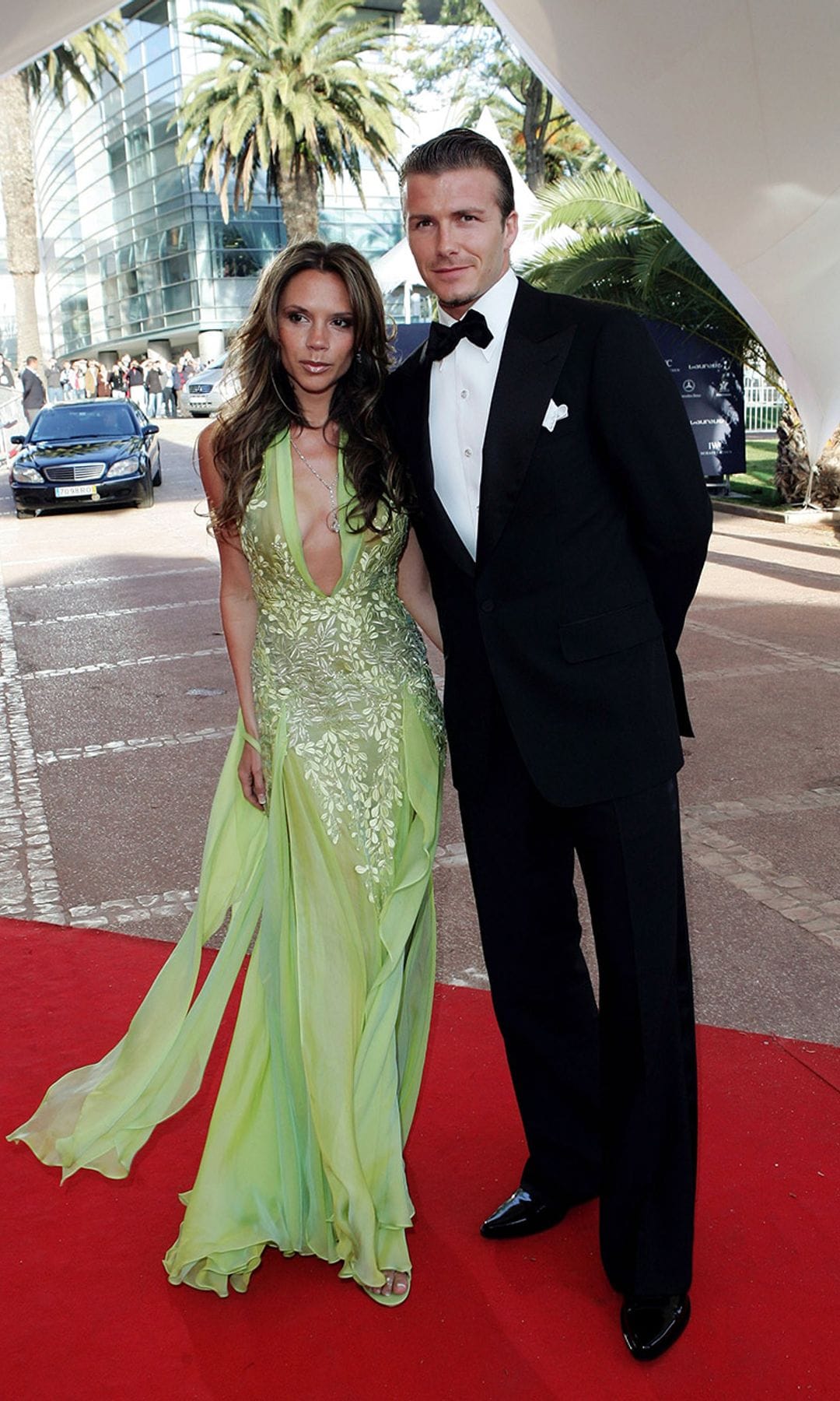 Victoria y David Beckham vestidos de gala vestido verde lentejuelas y traje