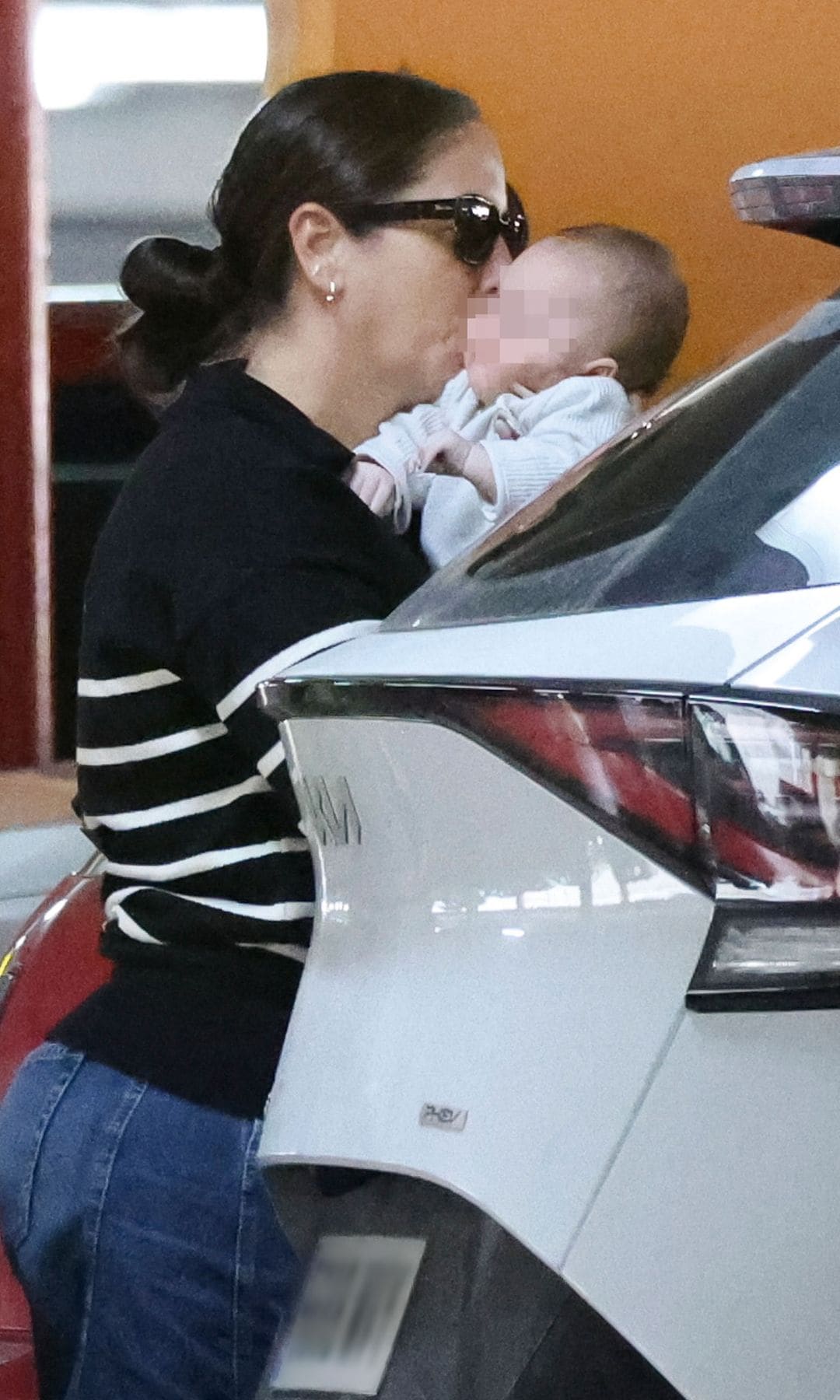 Anabel dándole un beso a Alma