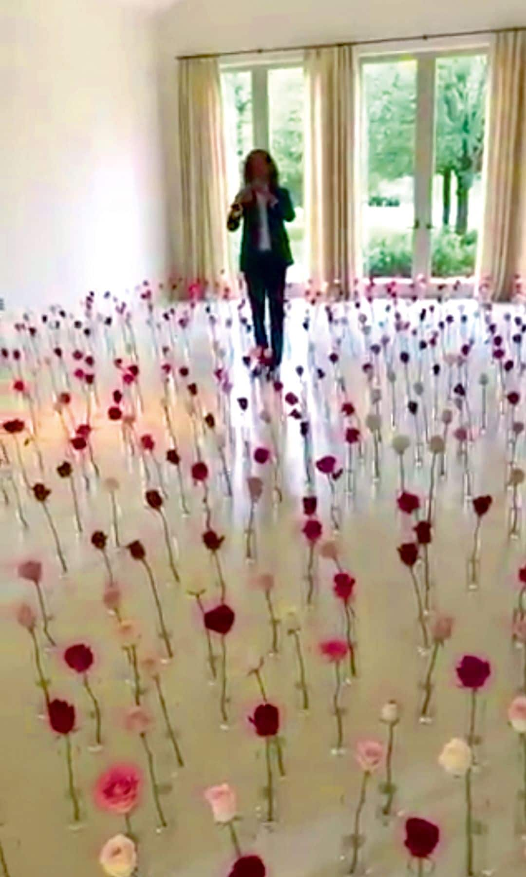 Una foto de Kanye West entre flores