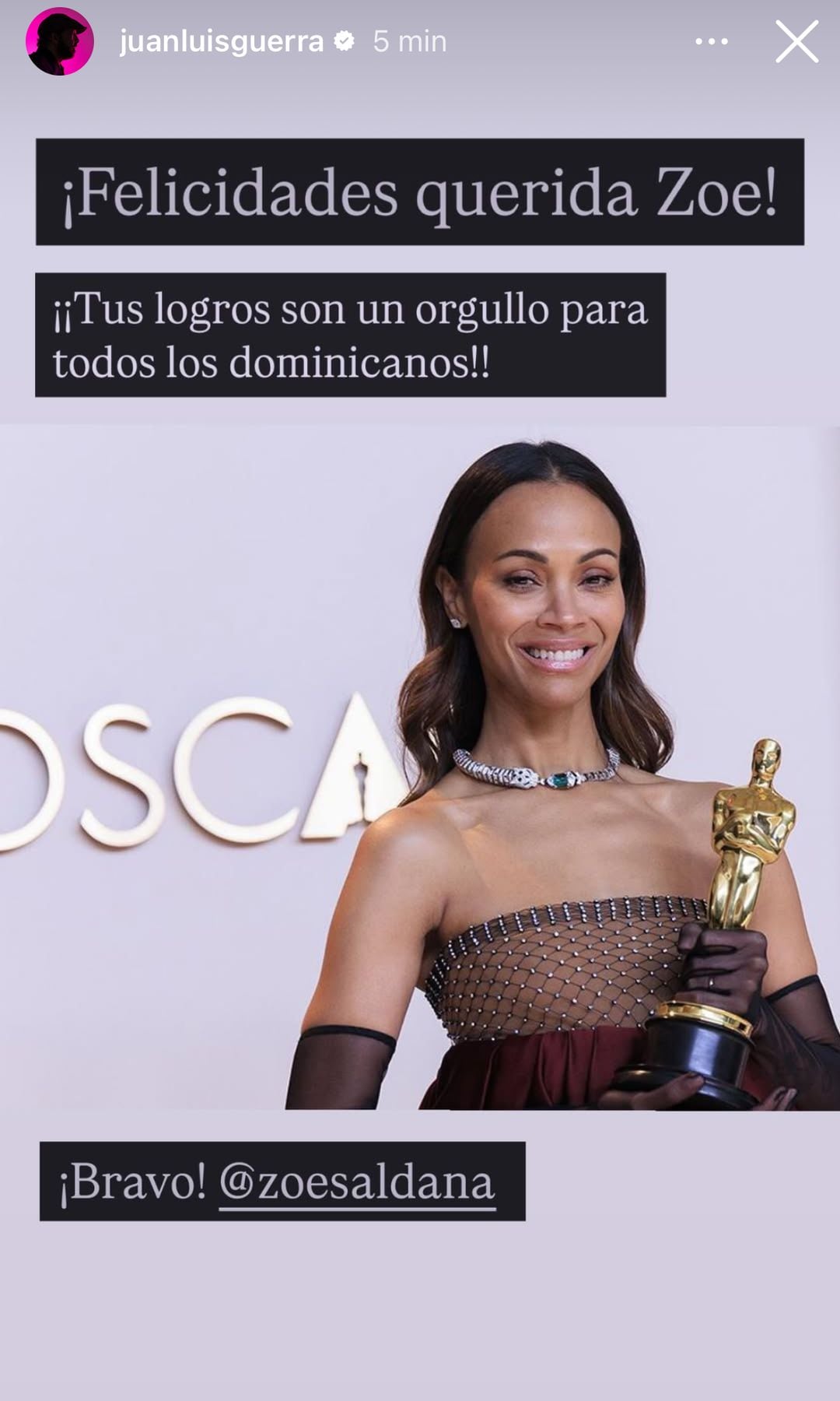 Juan Luis Guerra felicitó a Zoe Saldaña por su logro como Mejor Actriz de Reparto en la pasada entrega de los Oscar.