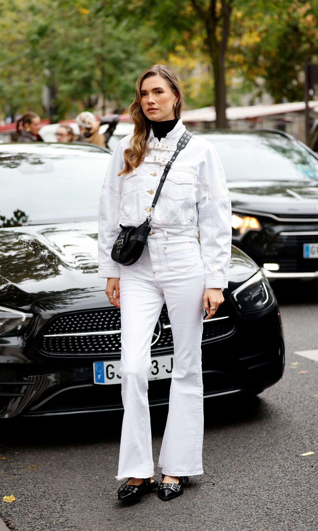 jeans bootcut blancos con chaqueta vaquera blanca y bailarinas