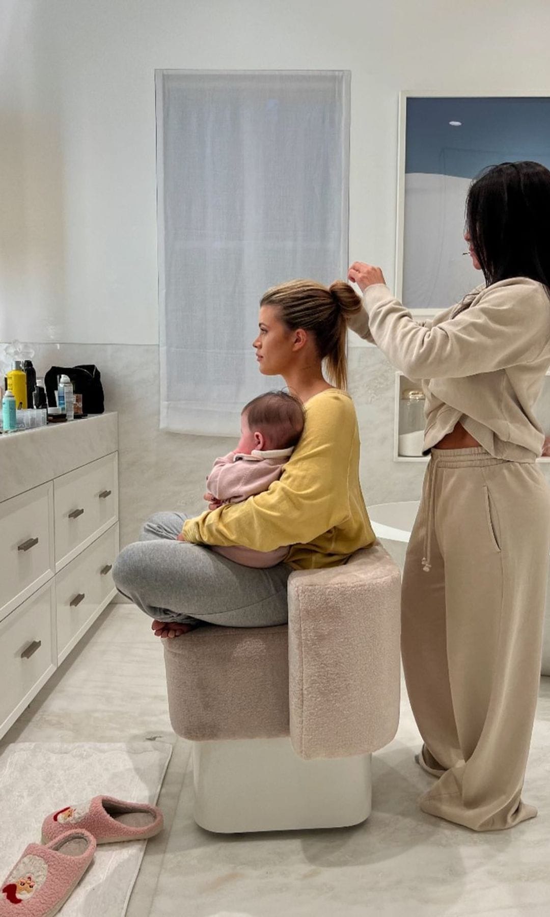 Sofia Richie se prepara la para la gala Baby2Baby con su hija Eloise en brazos