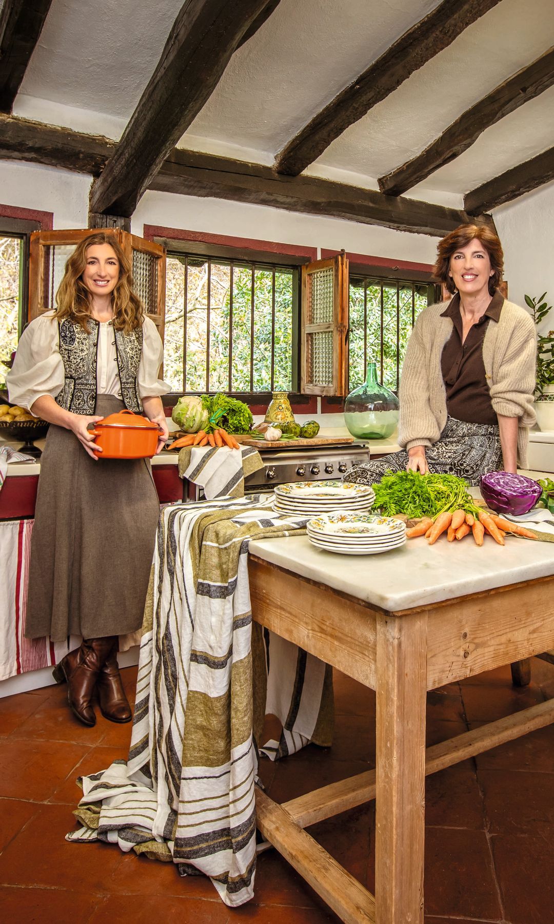 Clara y Sofía en la mesa de su cocina