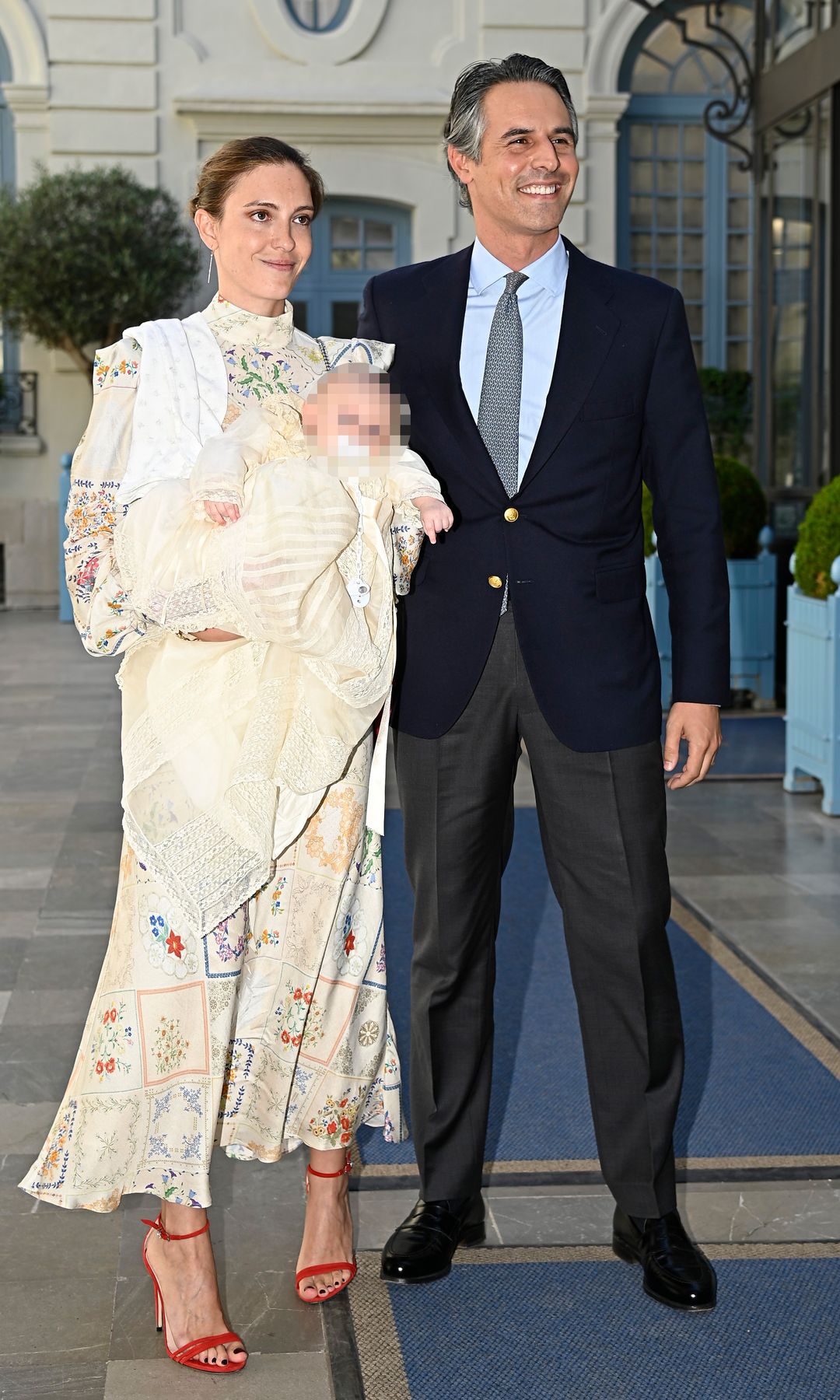 Carlota Pérez-Pla y Pedro Bravo en el bautizo de su hijo