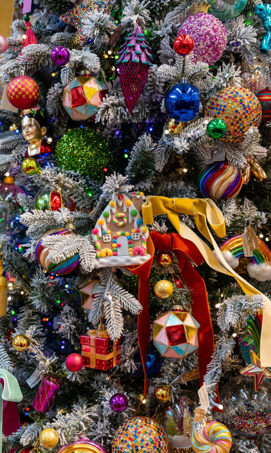 Detalle de la decoración colorida del árbol de Navidad