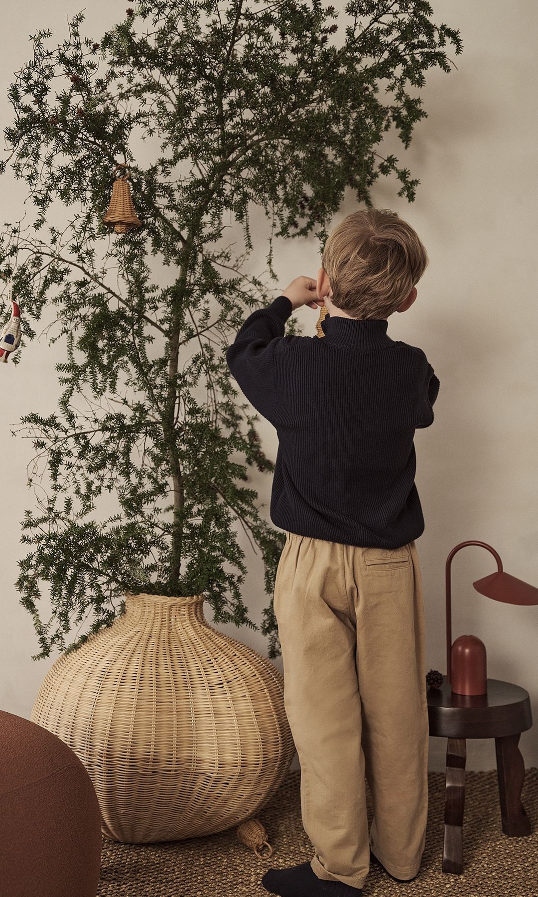 Niño montando árbol de Navidad natural 