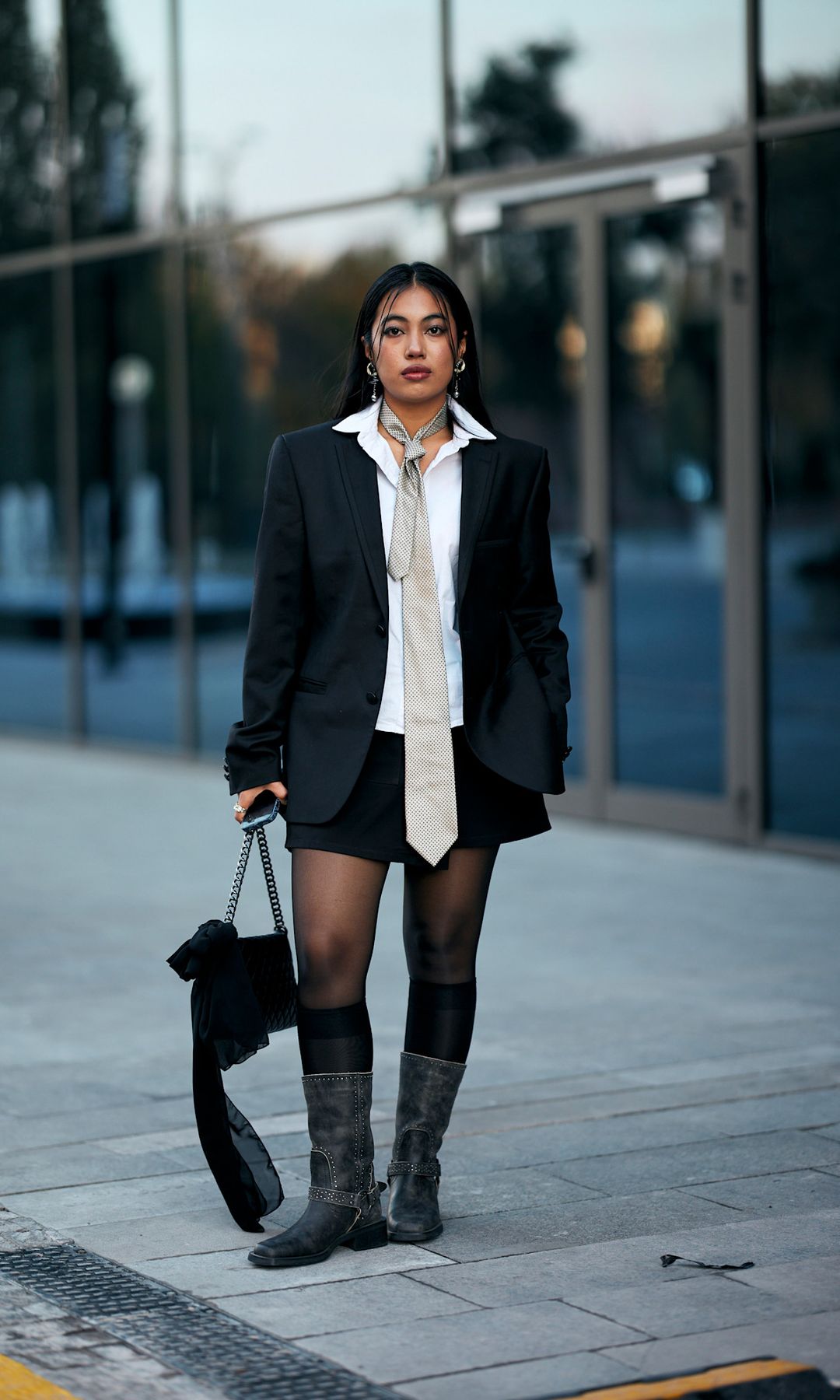 look de camisa corbata y minifalda con botas