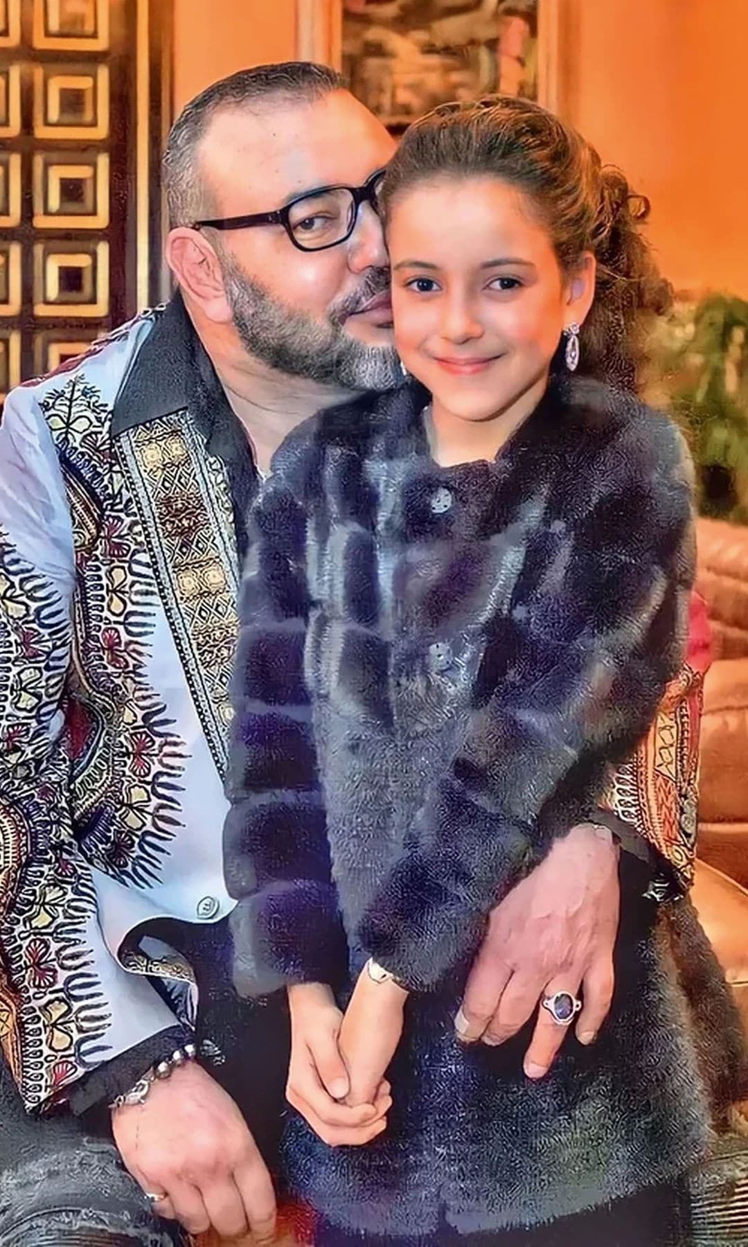 La princesa Lalla Khadija, en una imagen de archivo, con su padre, el Rey Mohammed VI