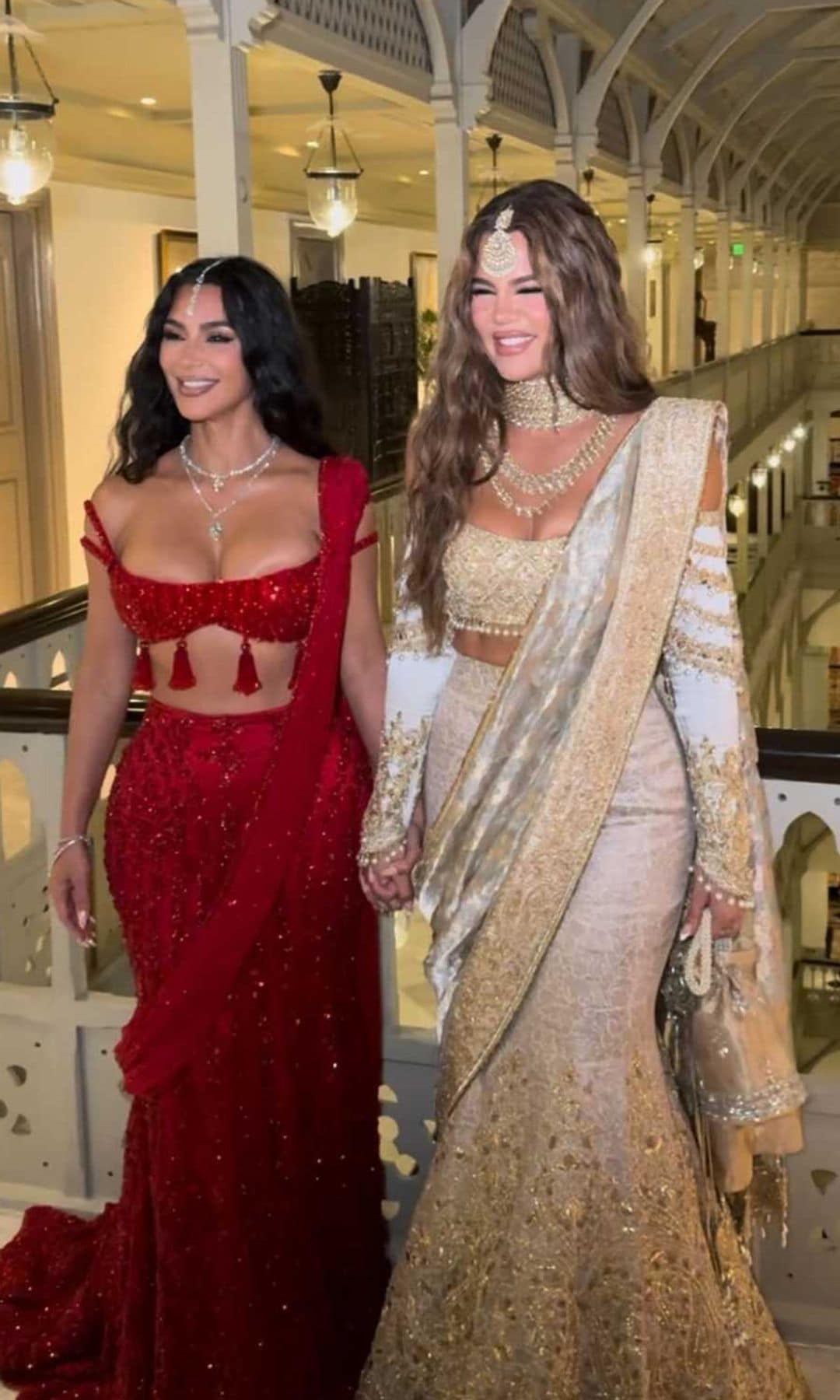 Kim y Klhoé Kardashian en Mumbai