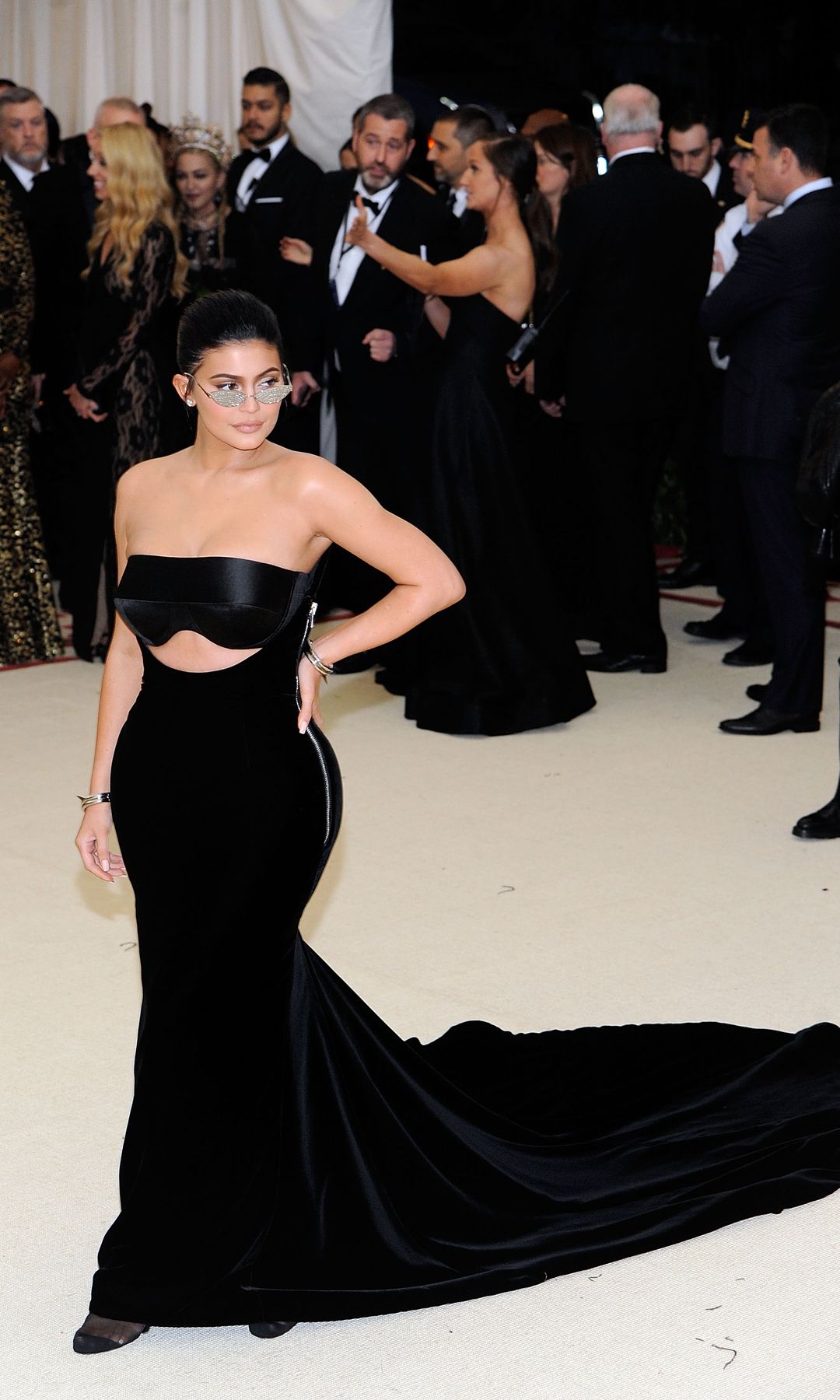 Kylie Jenner en la met gala con vestido largo negro