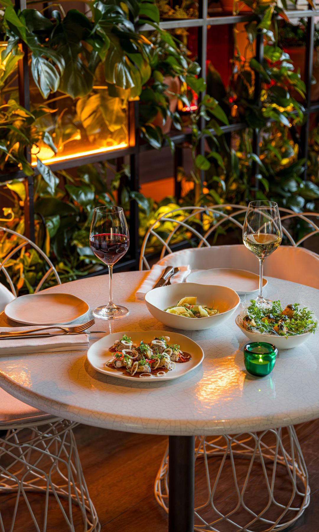 Mesa y platos del restaurante Oroya en Madrid