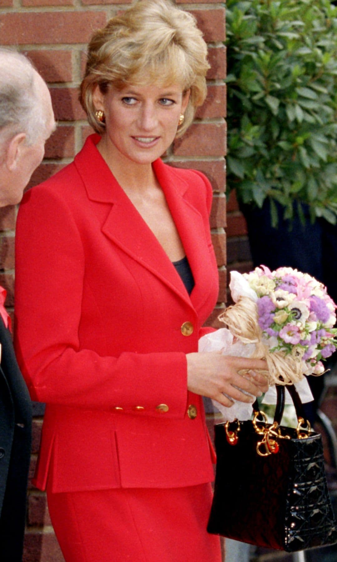 Diana de Gales en un acto benéfico en Londres en octubre de 1996, con el bolso de Dior