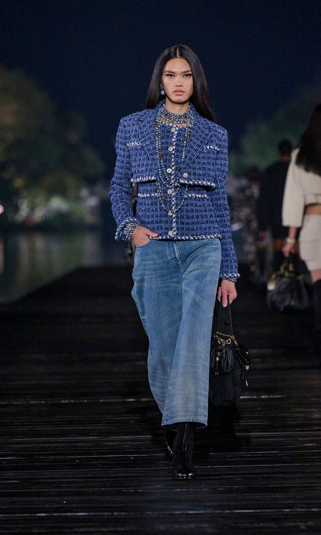 Chanel 2025 vaqueros y chaqueta de tweed