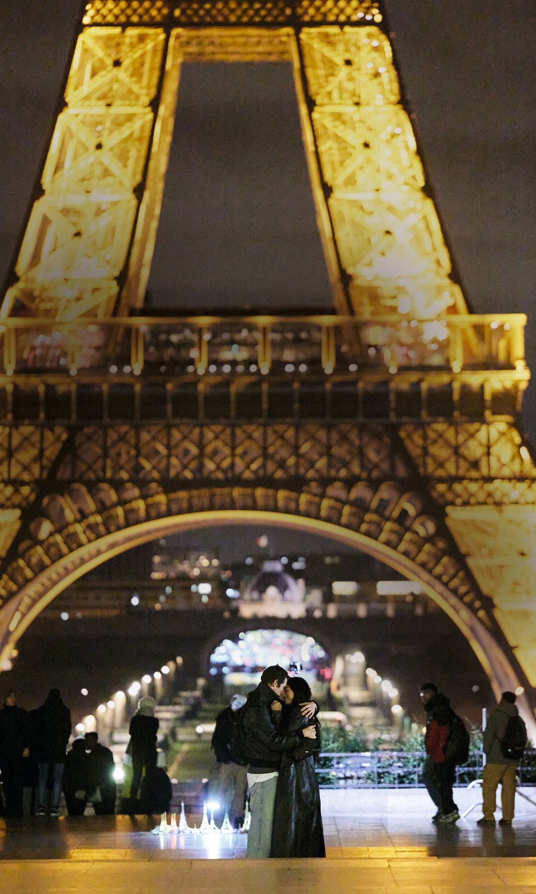 Dua Lipa y Callum muy románticos con la Torre Eiffel de fondo