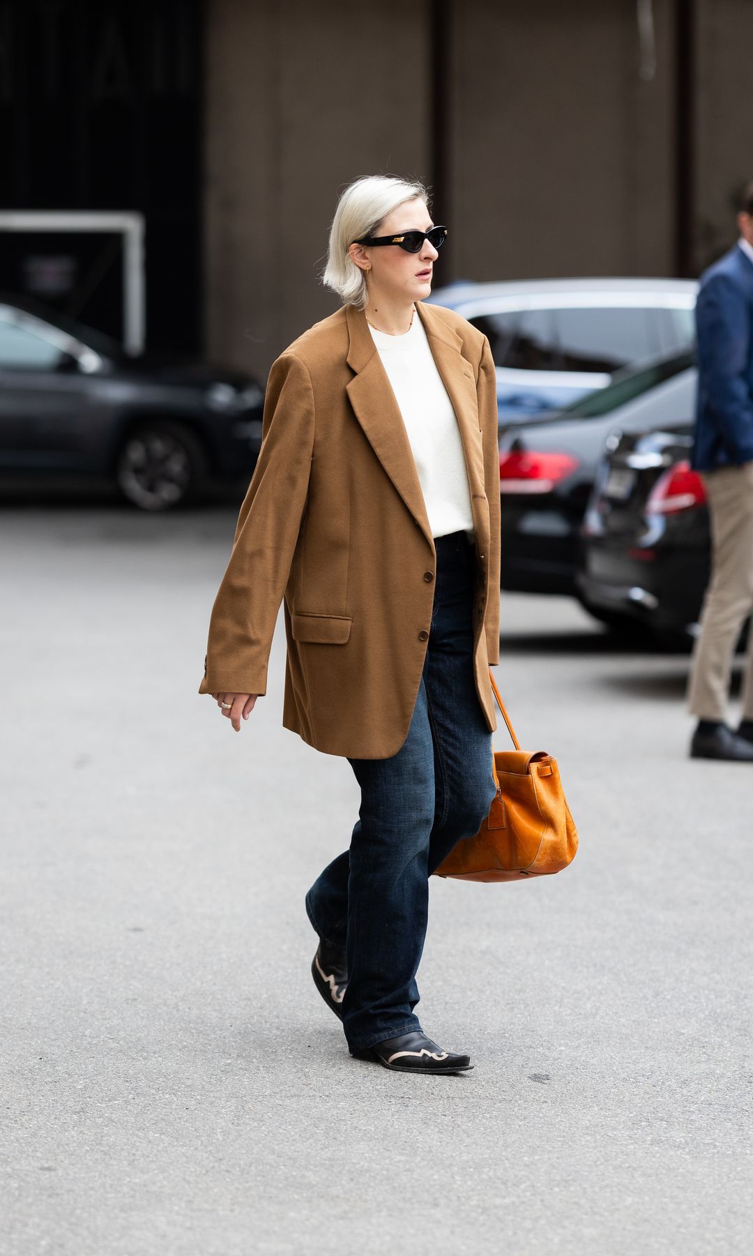 vaqueros, botas cowboy y blazer marron