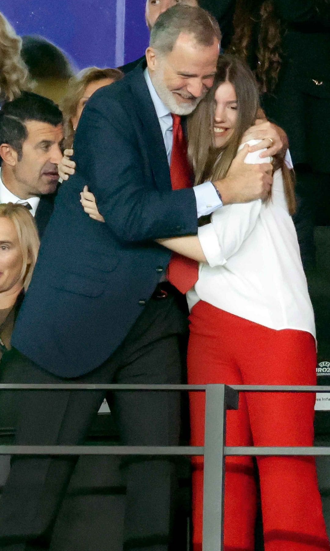 HOLA + 4173 Rey Felipe Eurocopa BERLIN, GERMANY - JULY 14: King Felipe VI of Spain and Infanta Sofia of Spain celebrate the second goal for Spain during the UEFA EURO 2024 final match between Spain and England at Olympiastadion on July 14, 2024 in Berlin, Germany. (Photo by Jean Catuffe/Getty Images)