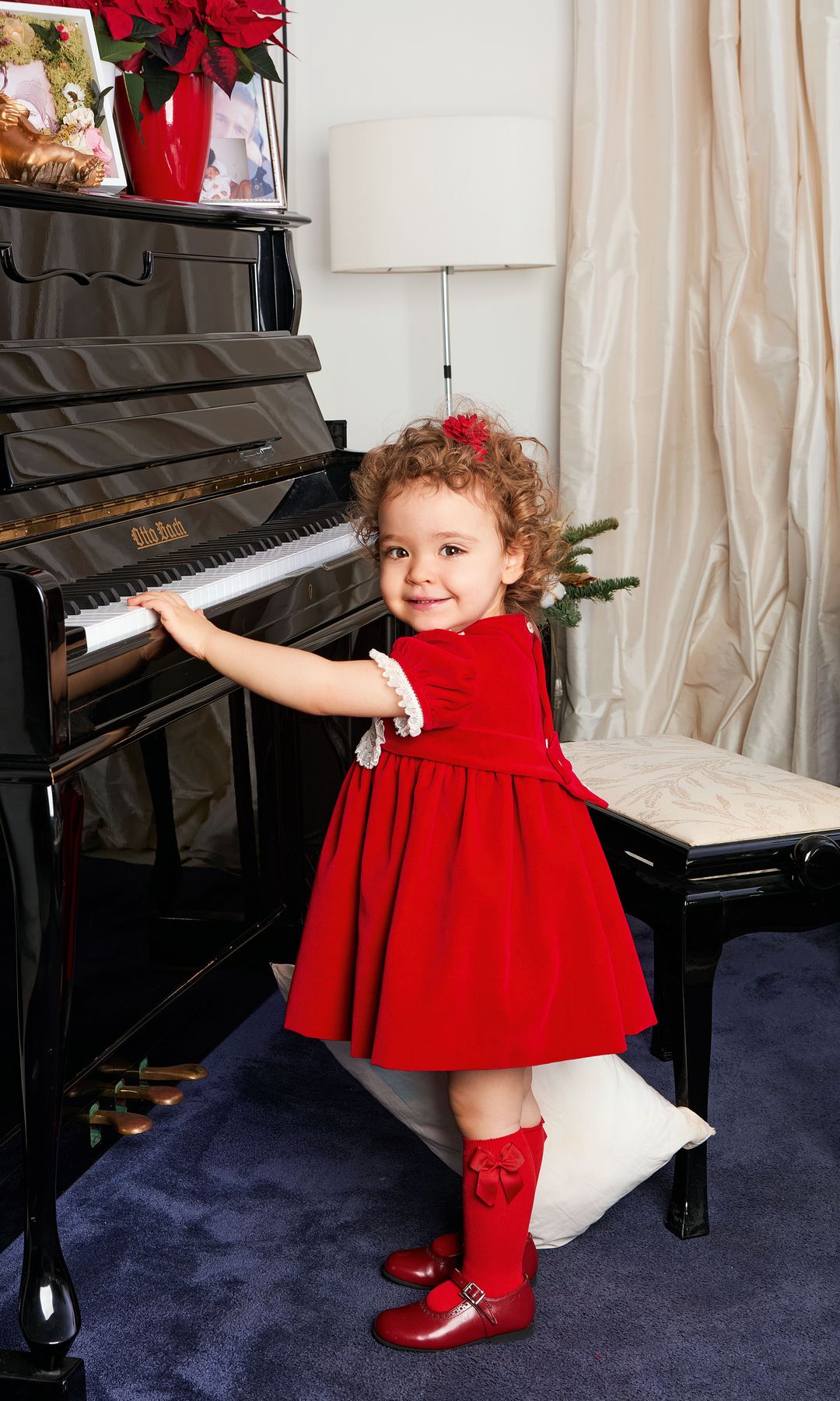 La pequeña Anita tocando el piano