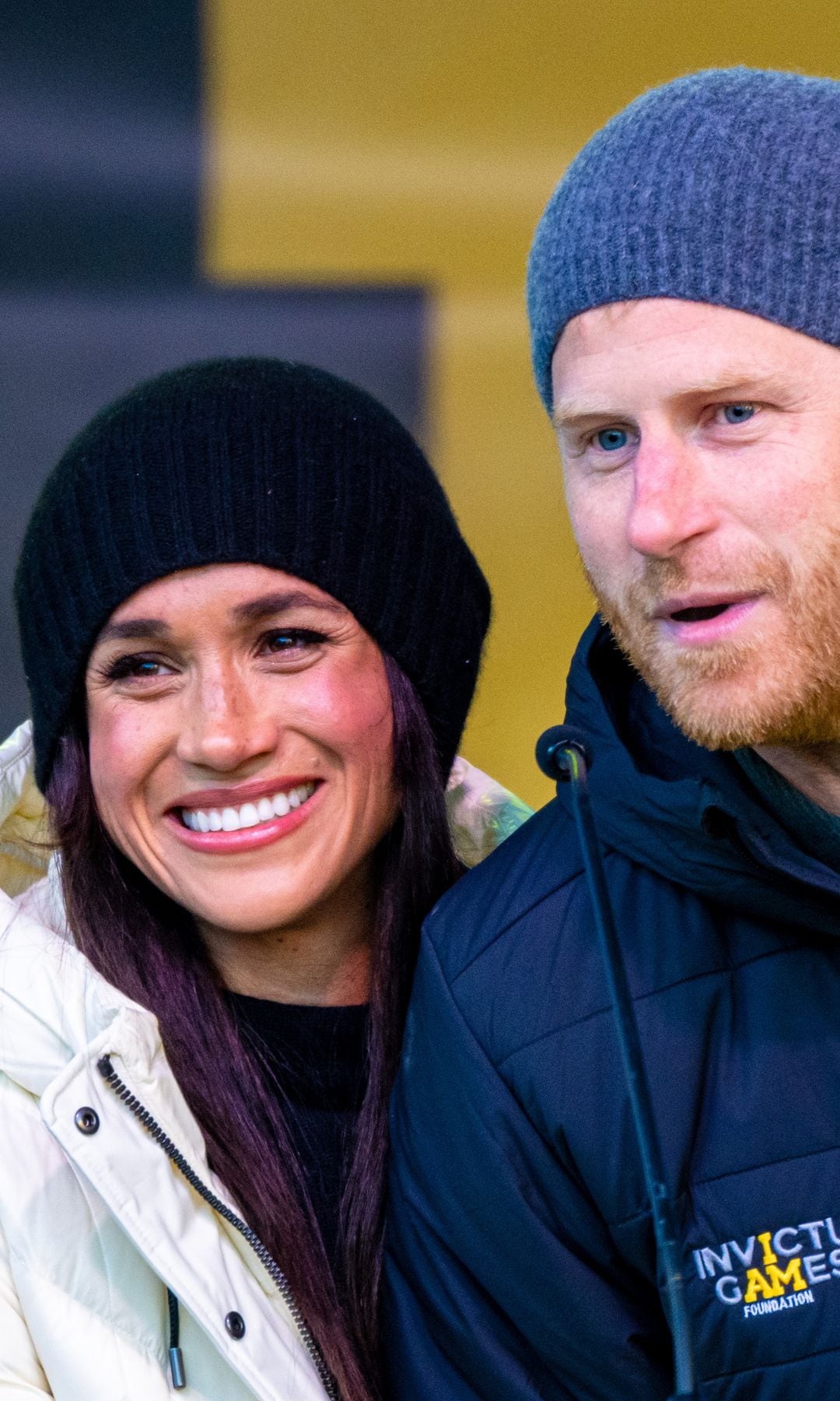 El look de nieve de Meghan Markle con plumífero y las botas que JLo puso de moda en Aspen