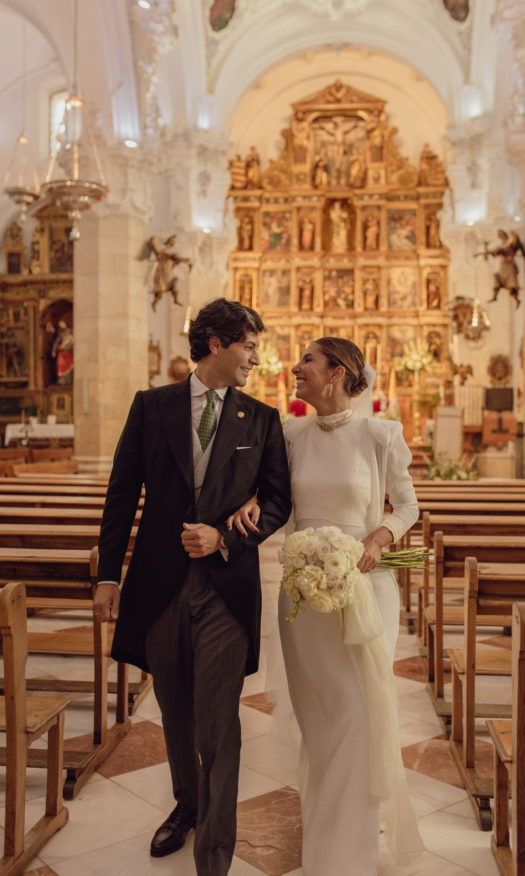 Novia viral con vestido de Inés Martín Alcalde con su marido