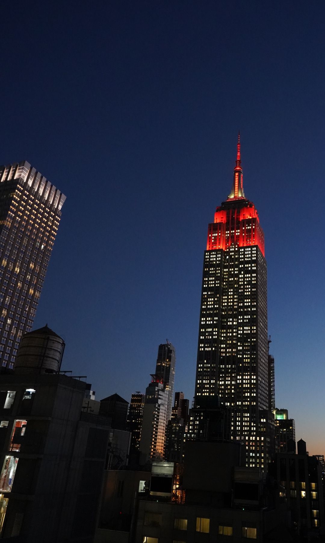 El Empire State iluminado con los colores de ¡HOLA!