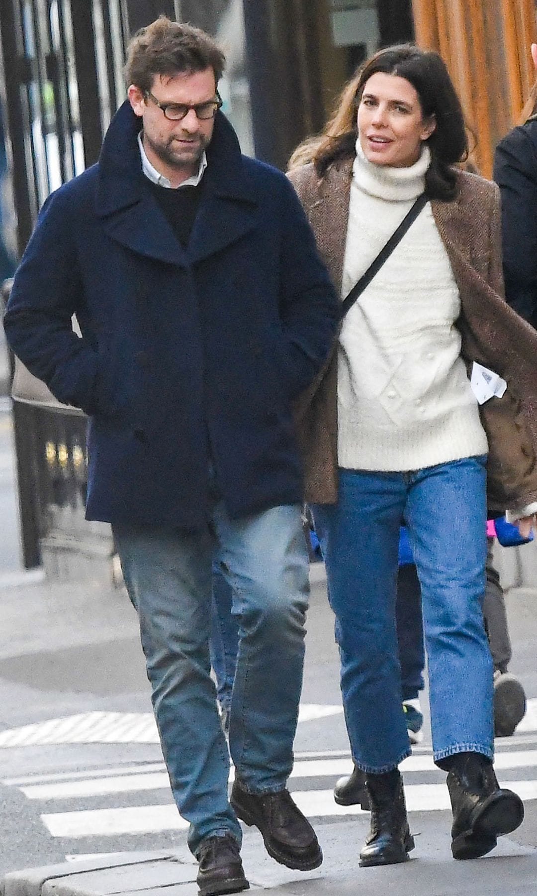 Nicolas Mathieu y Carlota Casiraghi paseando juntos por París