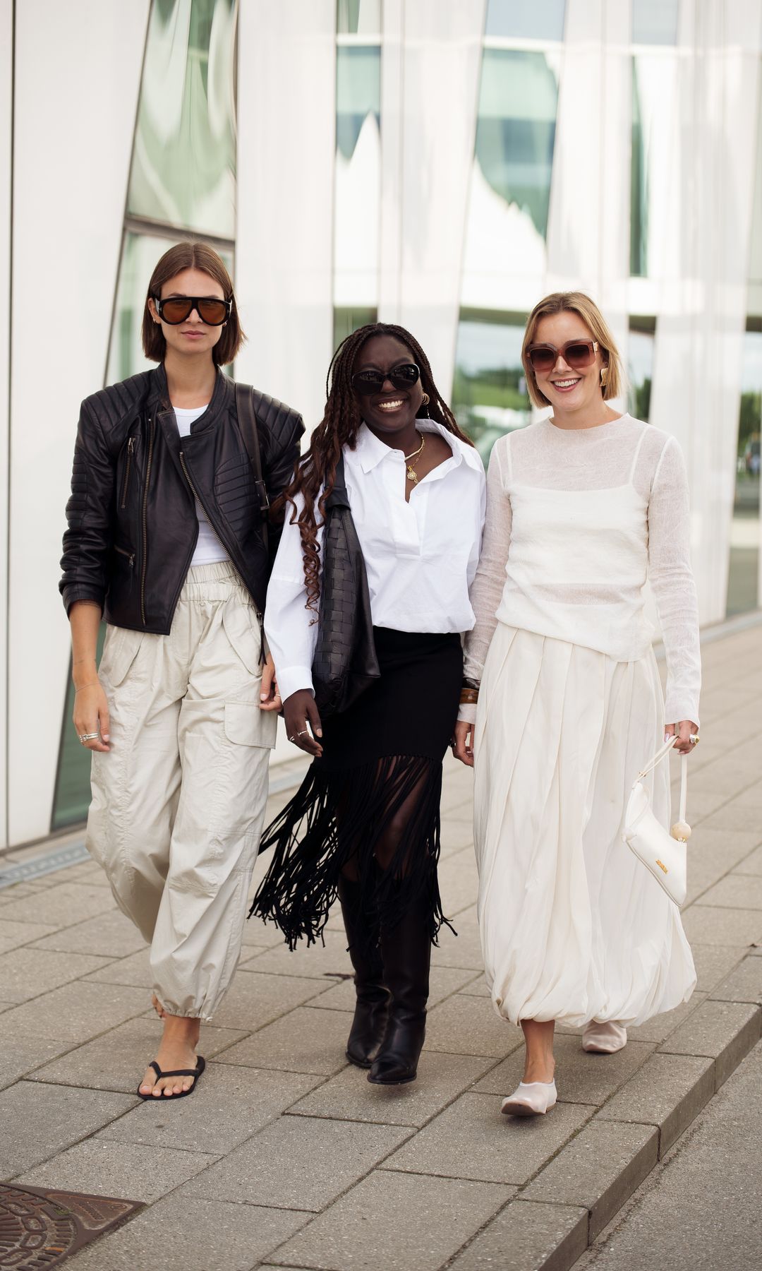 lookis colores neutro, barrel pants y chaqueta de cuero, pantalones con flecos y camisa y vestido largo blanco