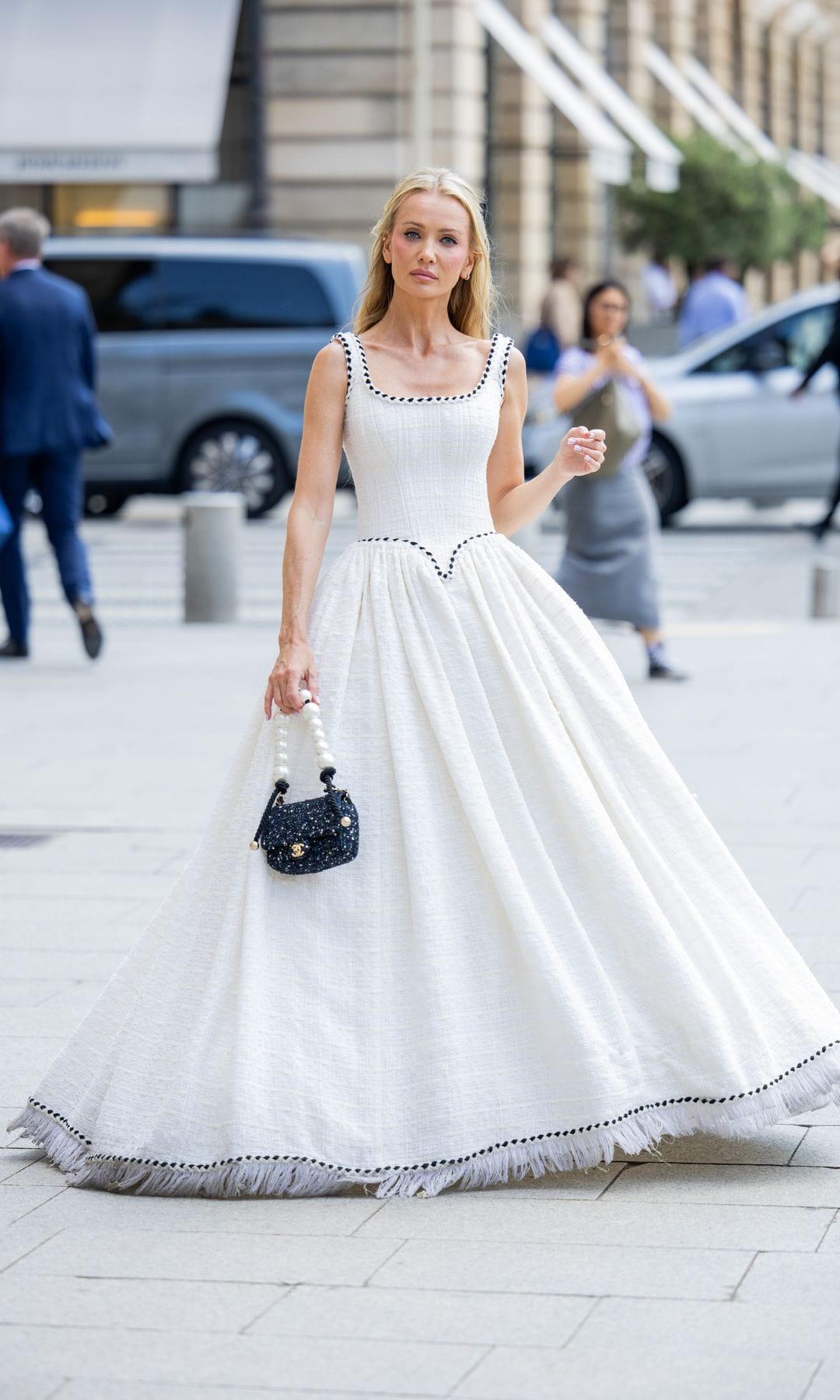 PARIS, FRANCIA - 25 DE JUNIO: Tatiana Korsakova lleva vestido blanco ancho, bolso negro fuera de Chanel durante la Alta Costura Otoño/Invierno 2024/2025 como parte de la Semana de la Moda de París el 25 de junio de 2024 en París, Francia. (Foto de Christian Vierig/Getty Images)