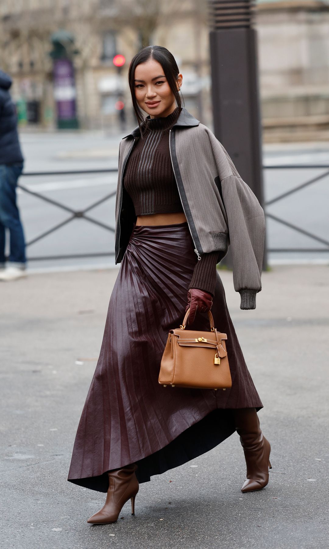 Look de street style con falda de cuero