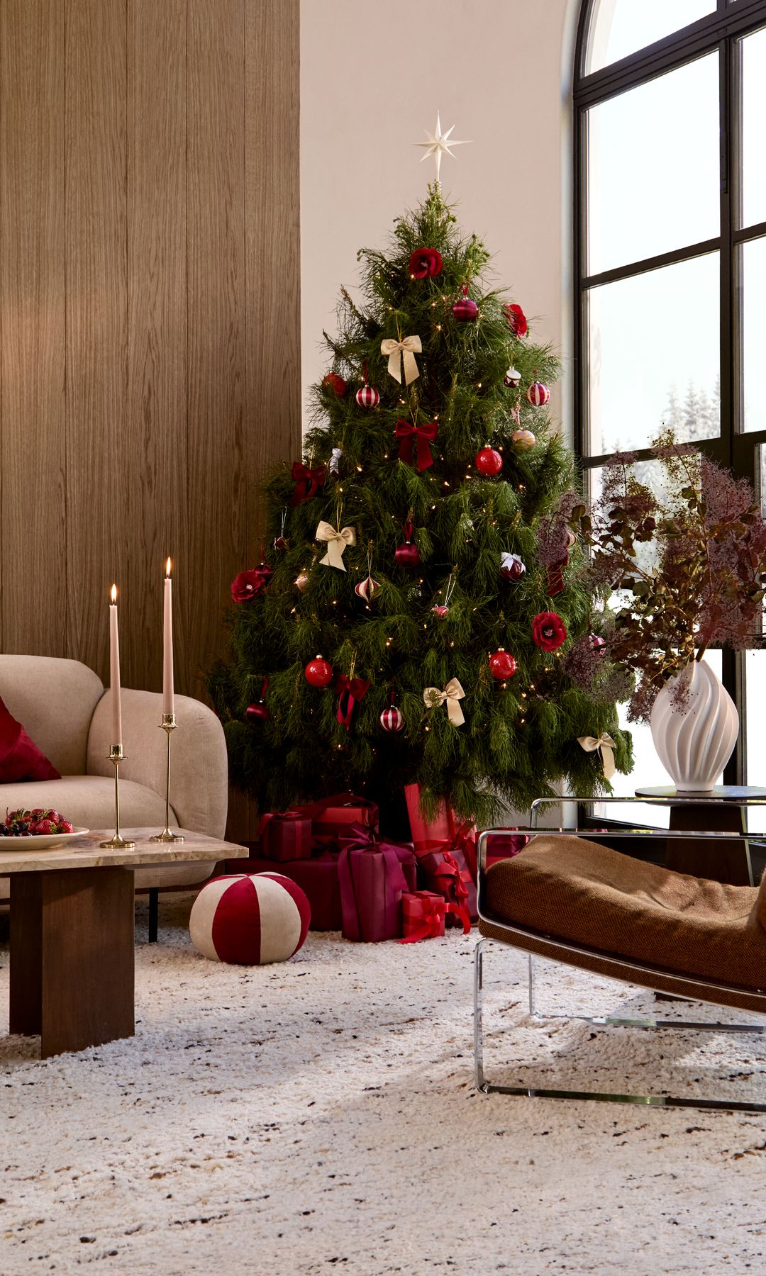 Salón con árbol de Navidad decorado en tonos rojos 