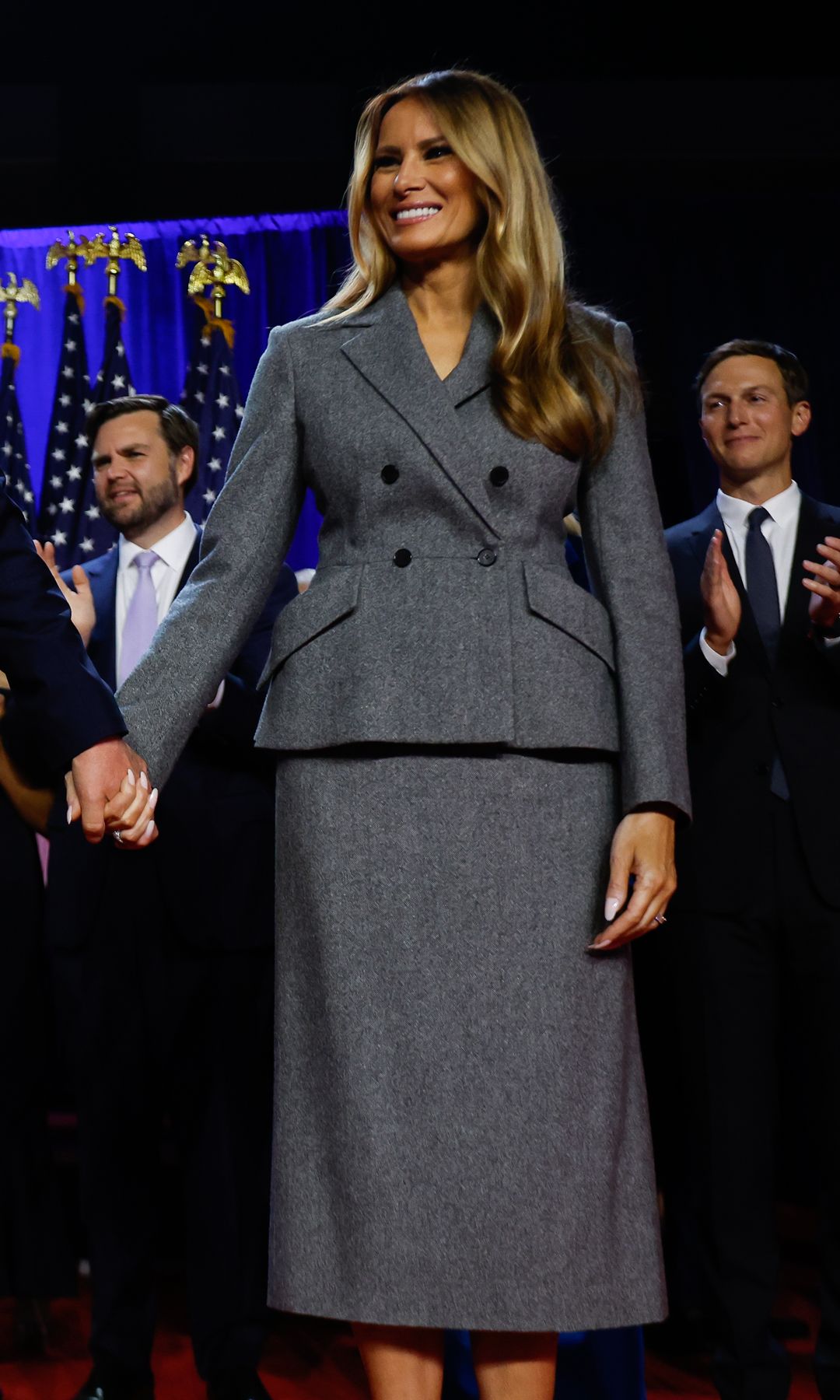 Melania Trump con un dos piezas gris