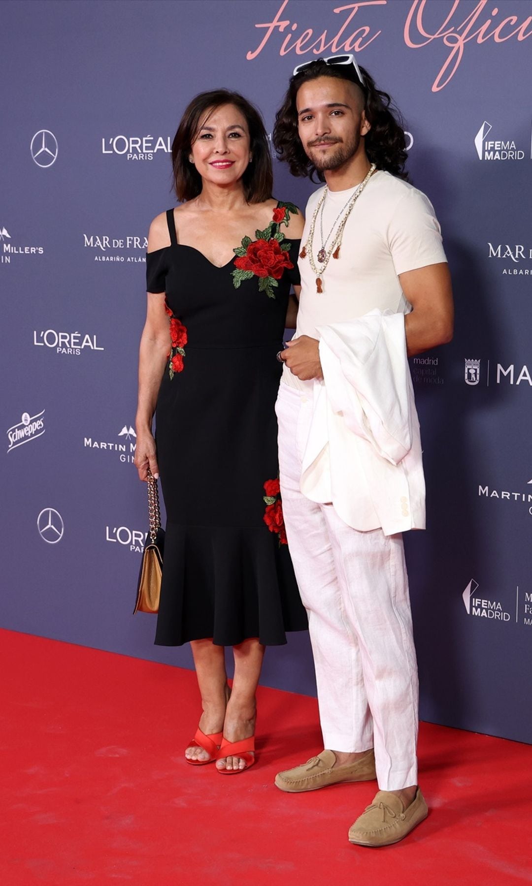 Isabel Gemio con su hijo Diego en la fiesta ¡HOLA! con la que se inaugura la MBMFW