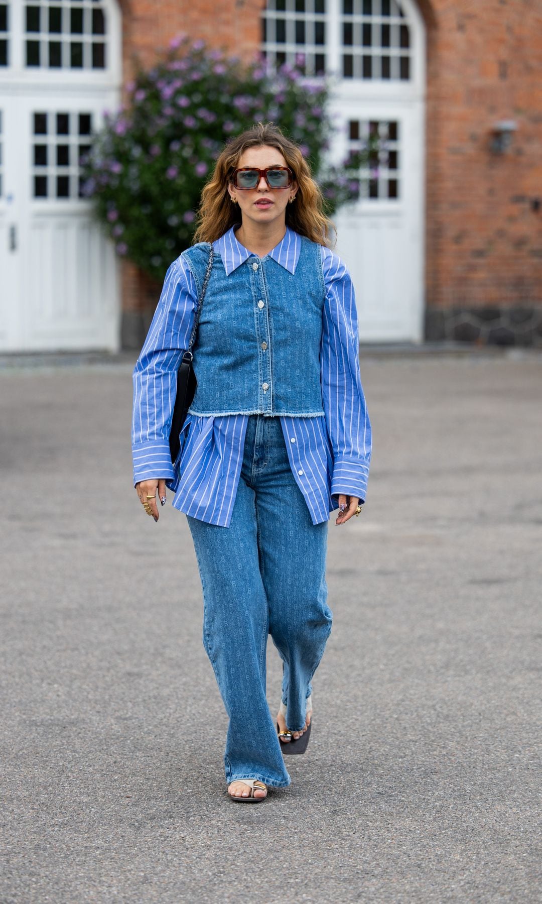 total look denim con camisa de raya debajo