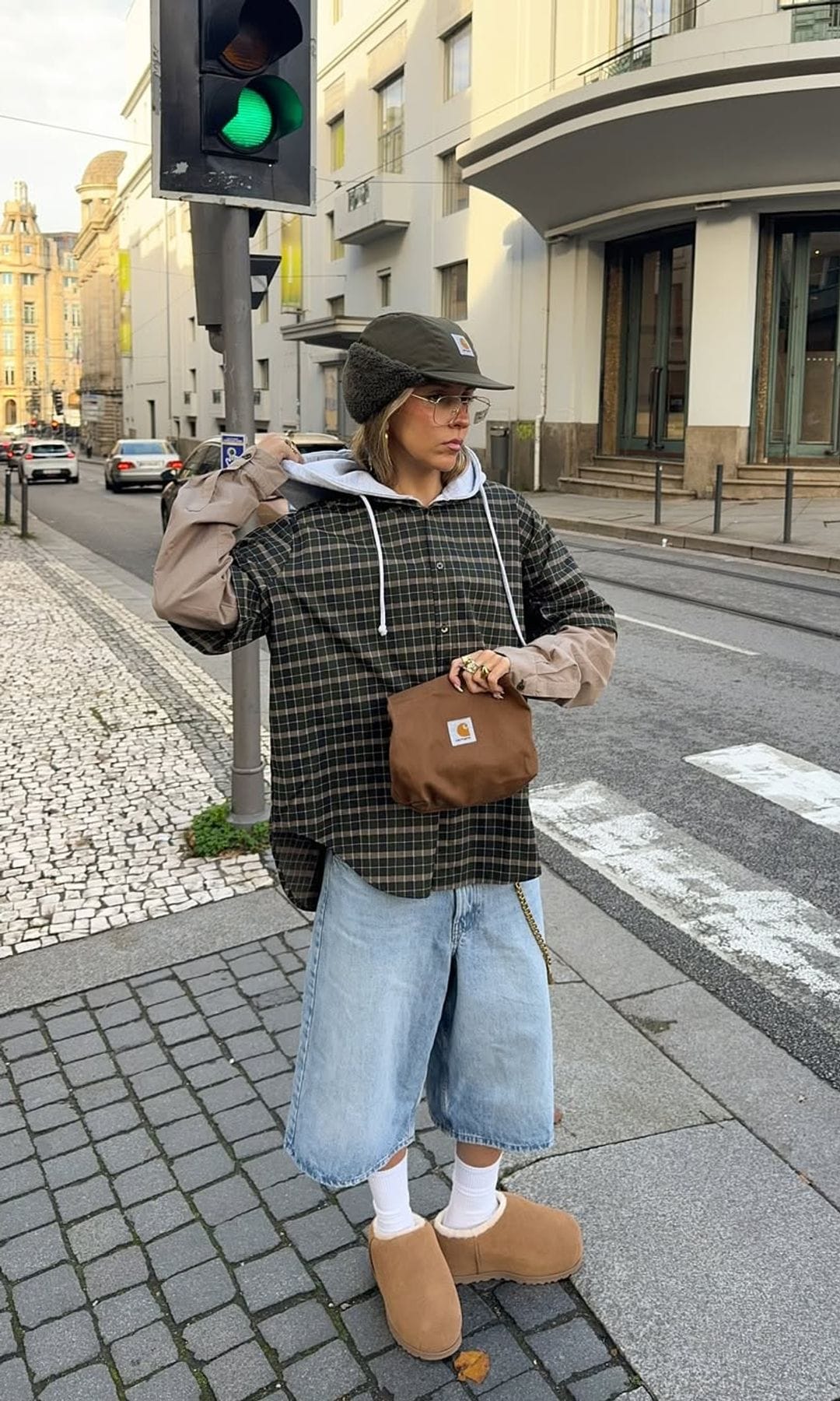 bermudas denim con sudadera y ugg