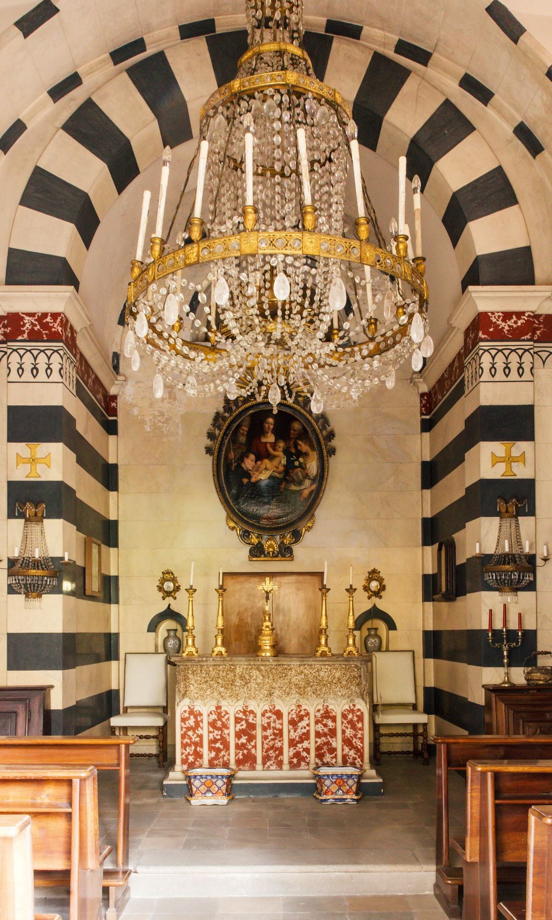 Se añadió una capilla iluminada por una lámpara proveniente del legendario Palazzo Butera, en Palermo, antiguo palacio de Donna Raimonda