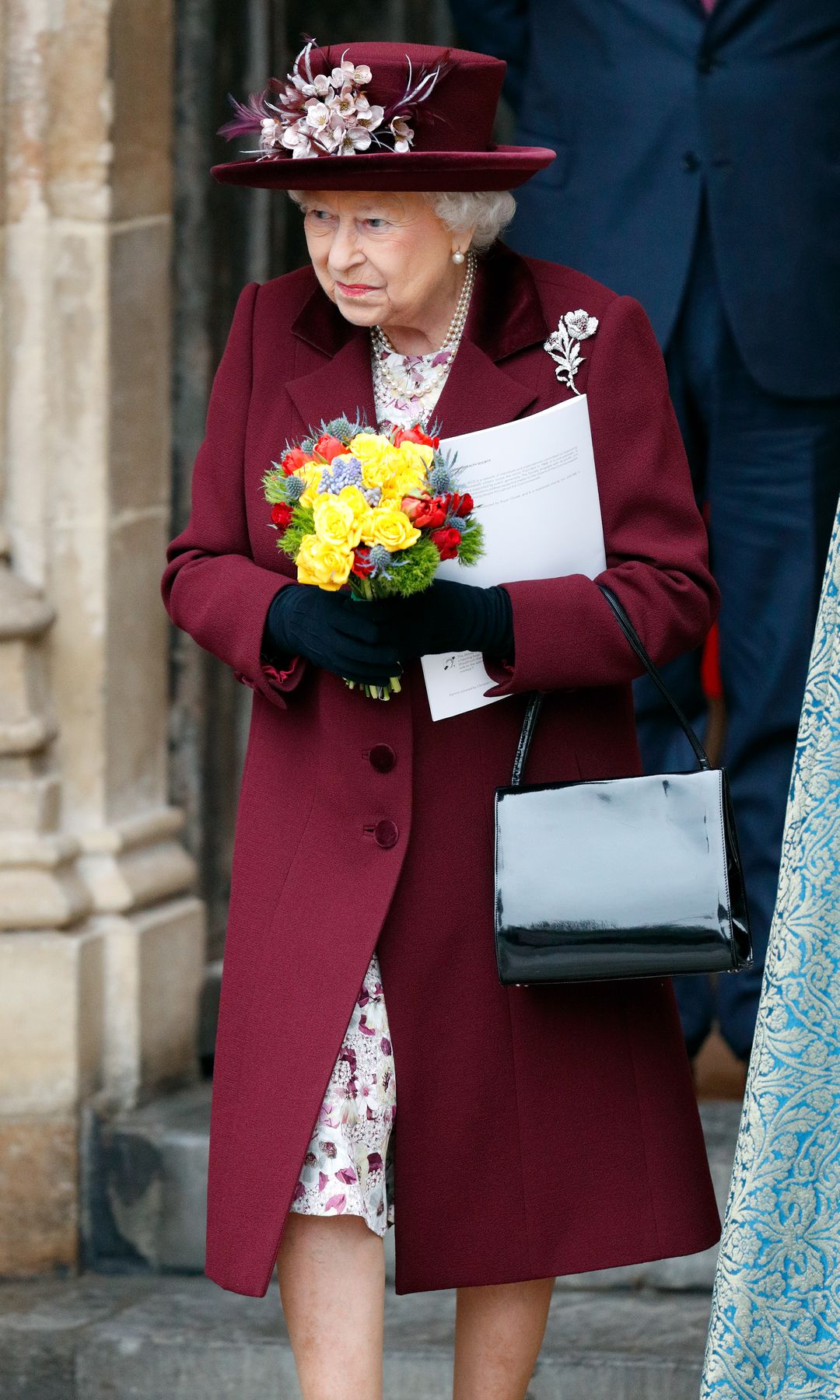 La reina Isabell II con abrigo burdeos en 2018