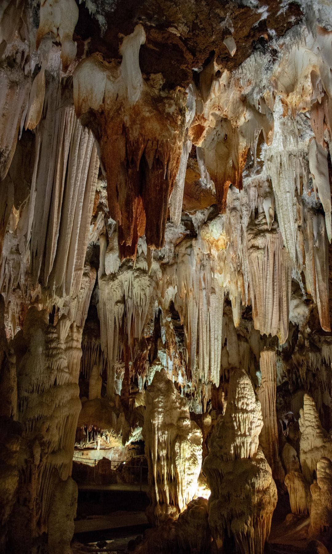 Estalactitas y estalagmitas de la cueva del Águila de Arenas de San Pedro, Ávila