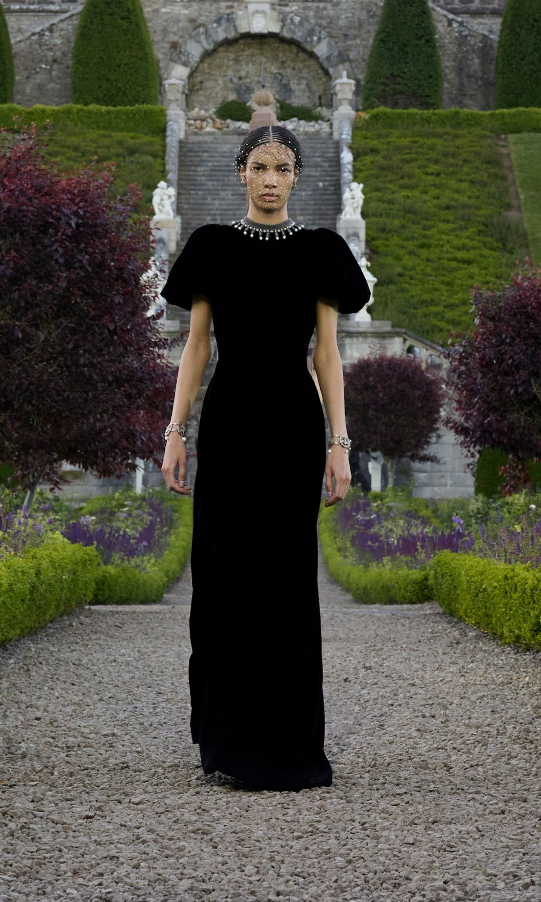 Look vestido negro Dior Crucero 2025