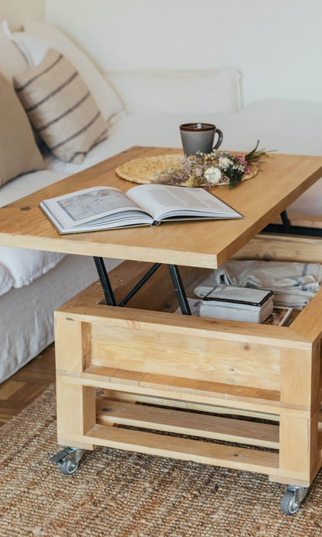 Mesa de centro de madera con ruedas y sobre elevable 