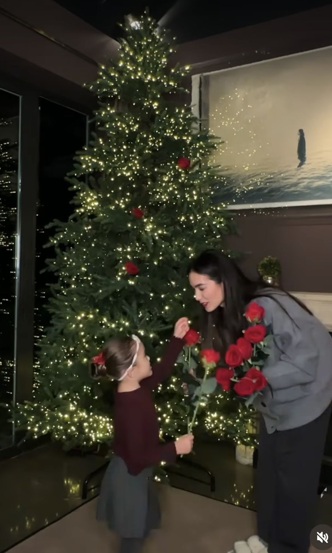 Sharon Fonseca y su hija Blu decoran su árbol de Navidad con rosas rojas