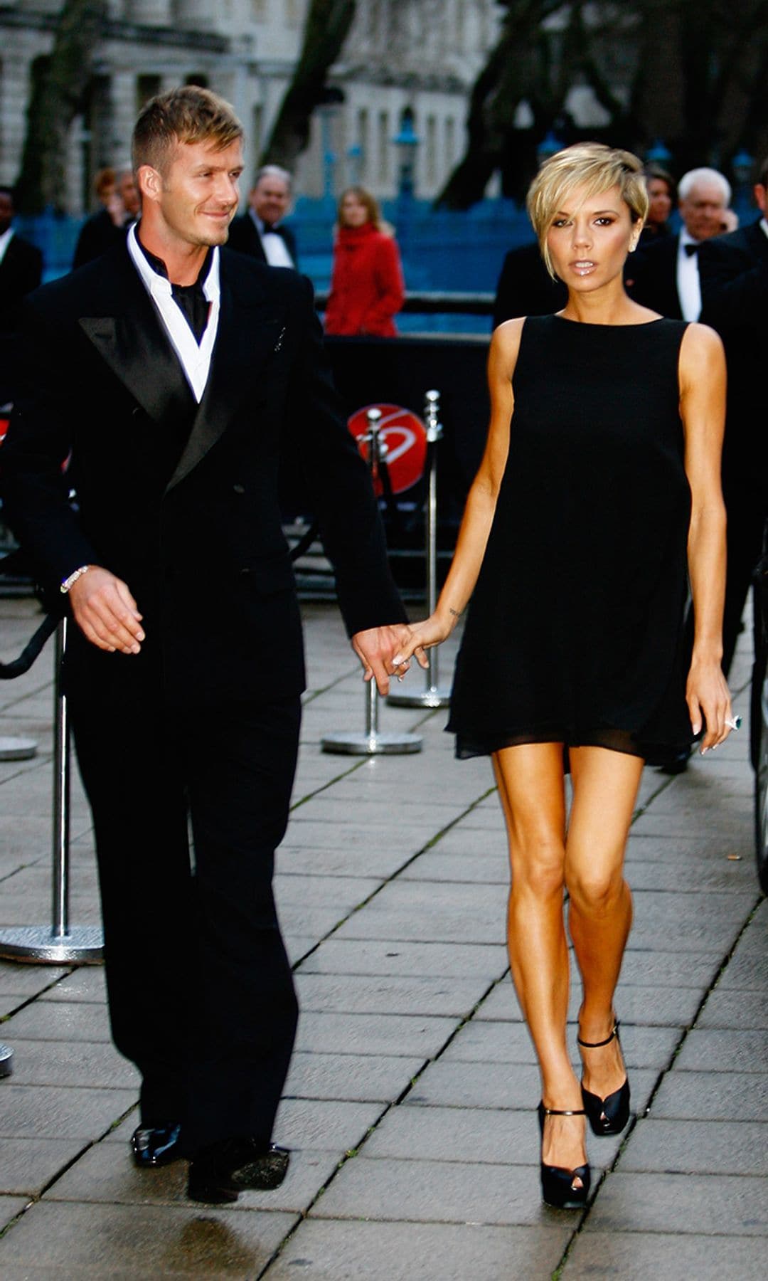 Victoria y David Beckham vestido corto negro y traje