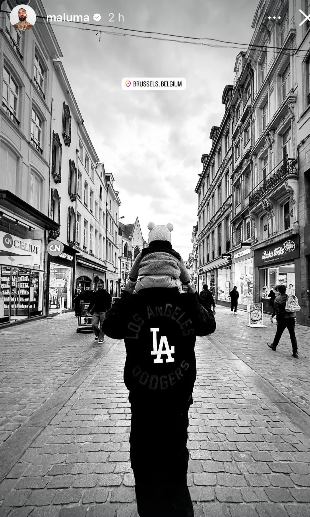 Maluma con Paris en sus hombros, recorriendo las calles de Bruselas, en Bélgica. 